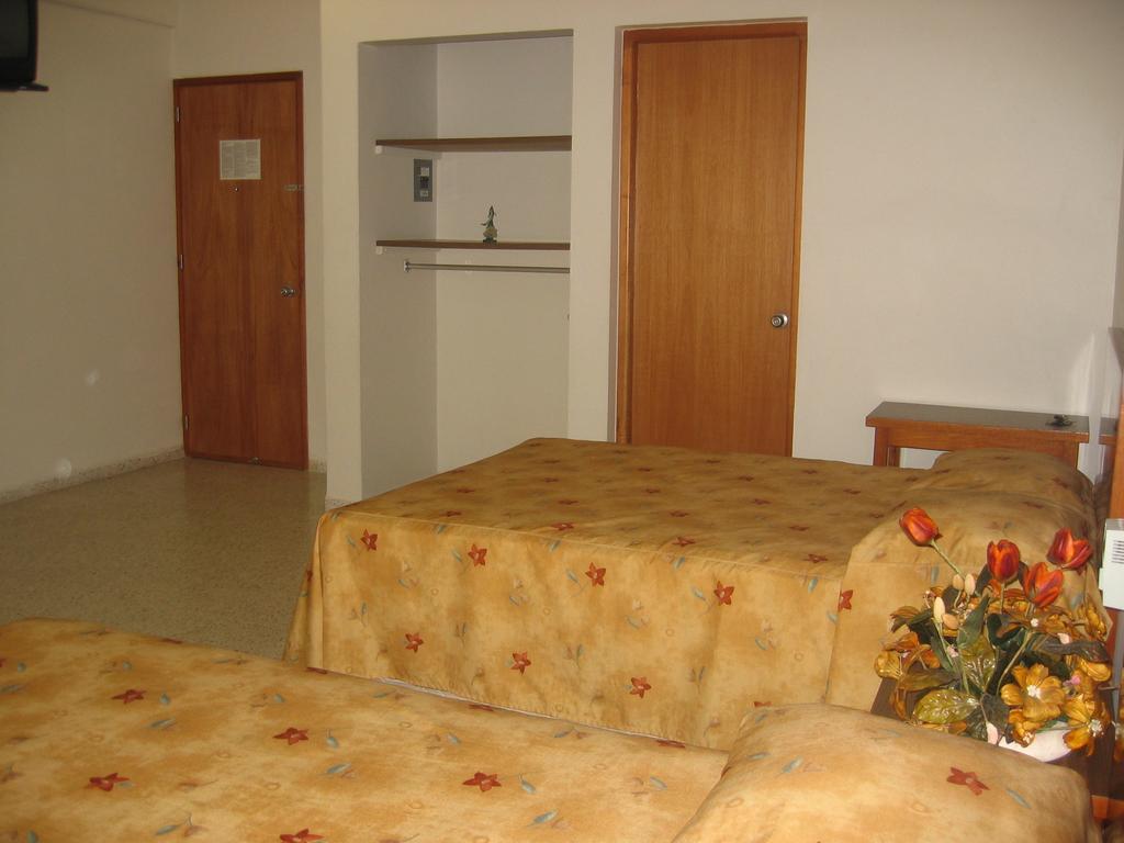 Hotel Delfines - A 2 Calles Del Acuario Veracruz Esterno foto