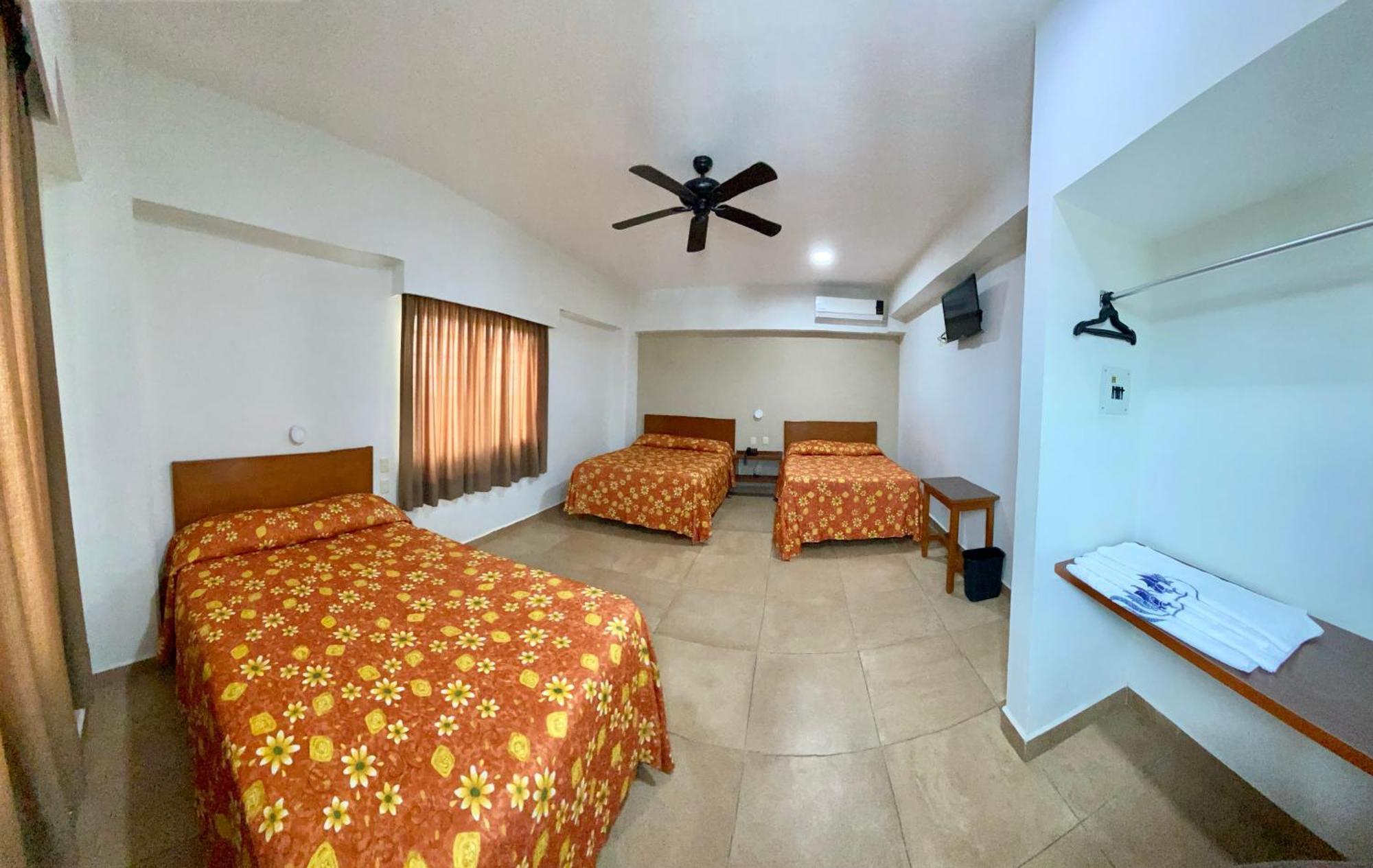 Hotel Delfines - A 2 Calles Del Acuario Veracruz Esterno foto