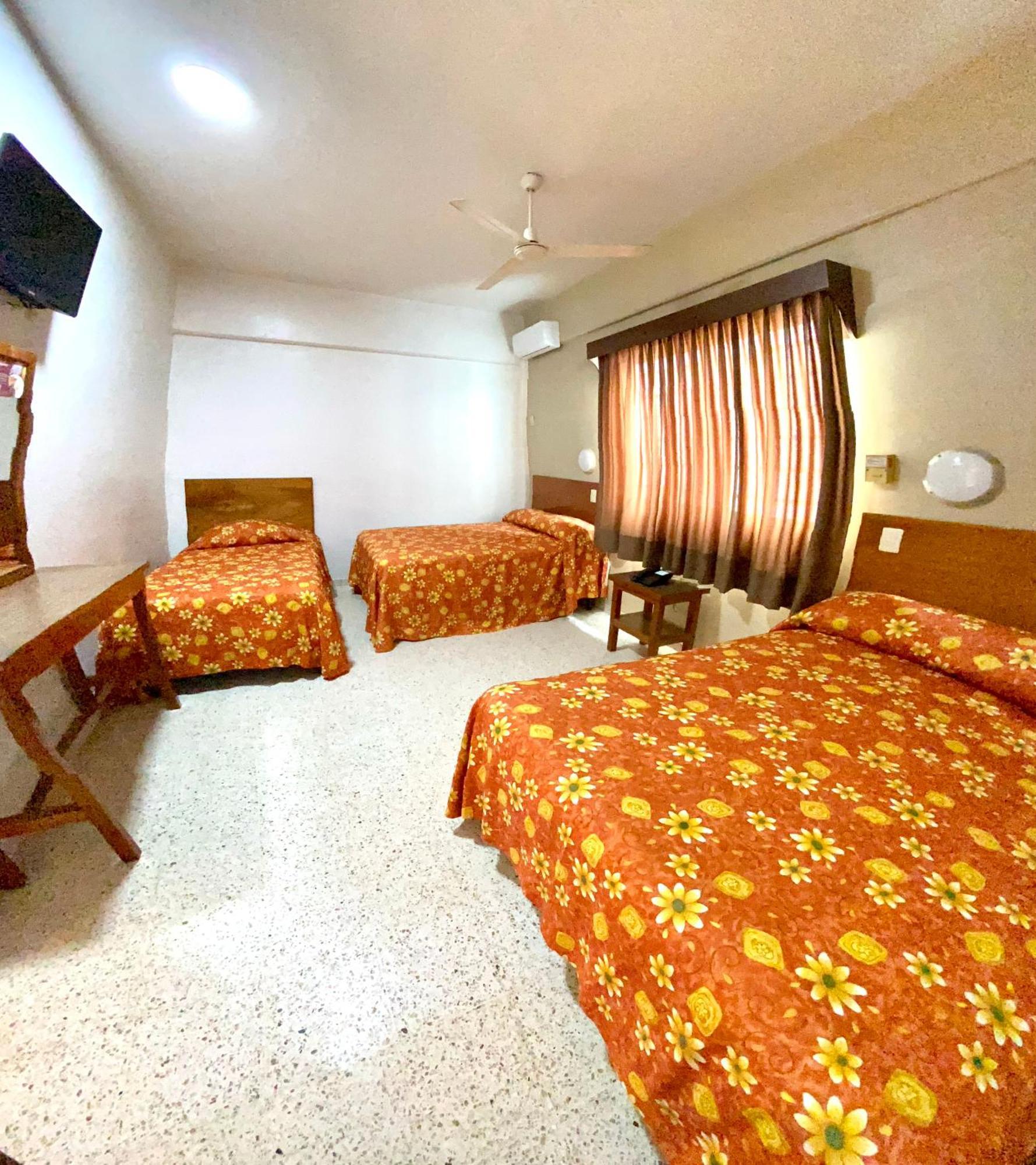Hotel Delfines - A 2 Calles Del Acuario Veracruz Esterno foto