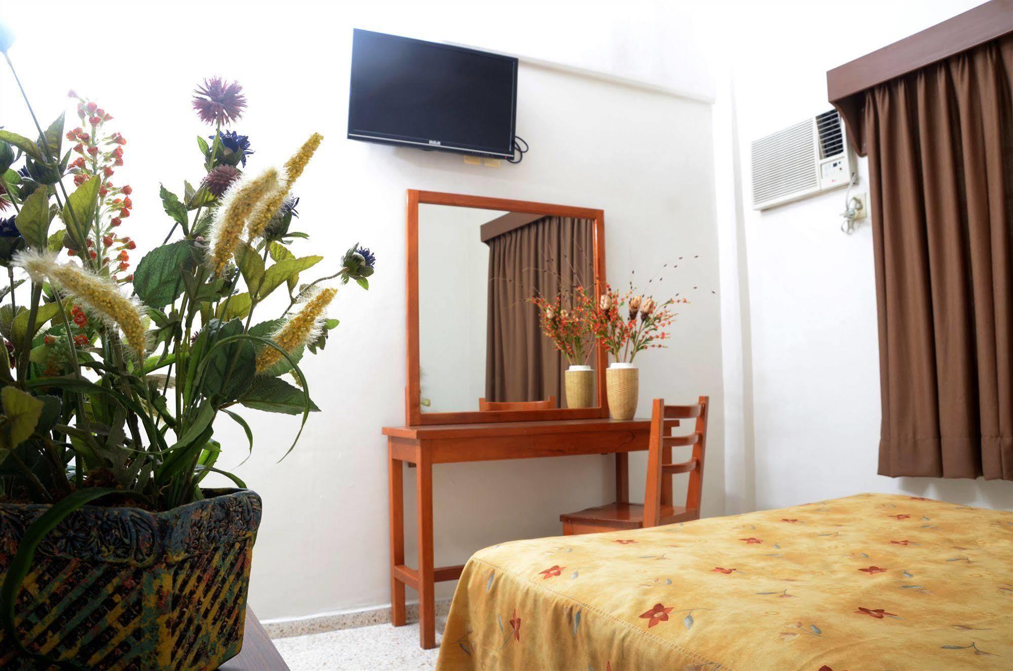 Hotel Delfines - A 2 Calles Del Acuario Veracruz Esterno foto